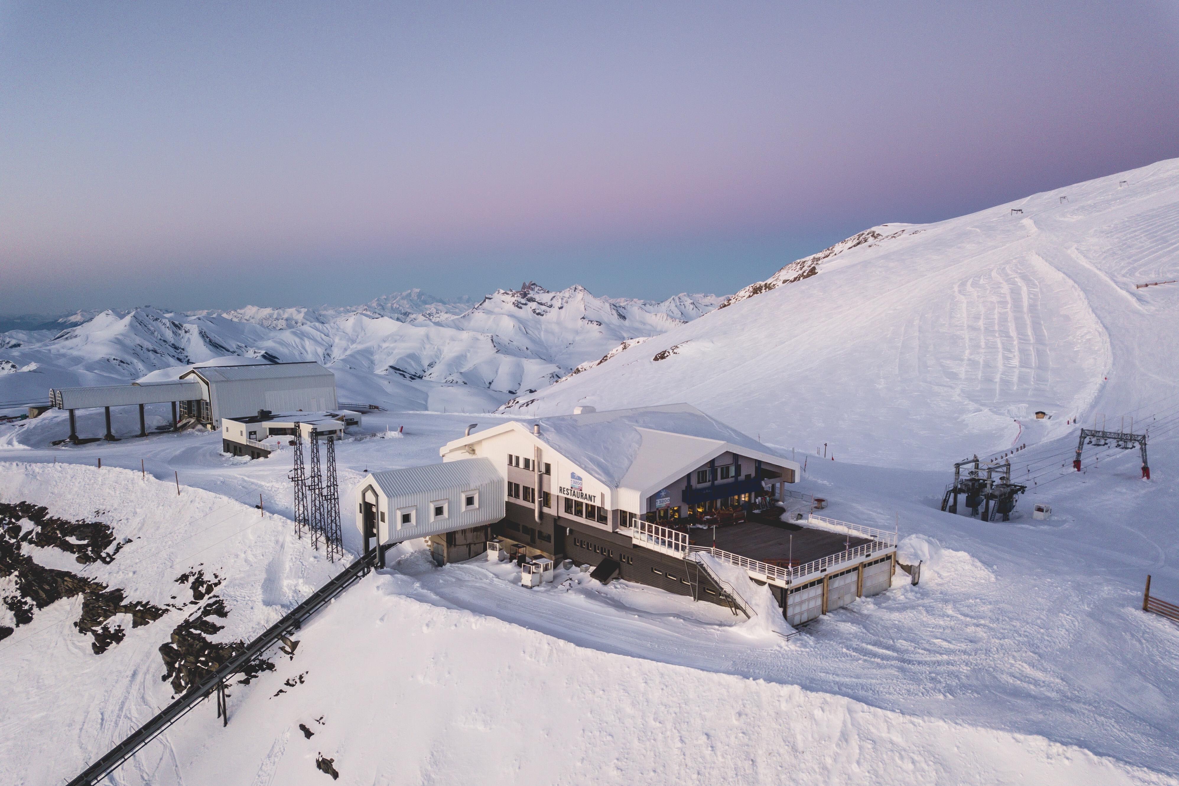 Restaurant & bar d'altitude - Le Refuge des Glaciers - Alt. 3200m | Isère  Tourisme