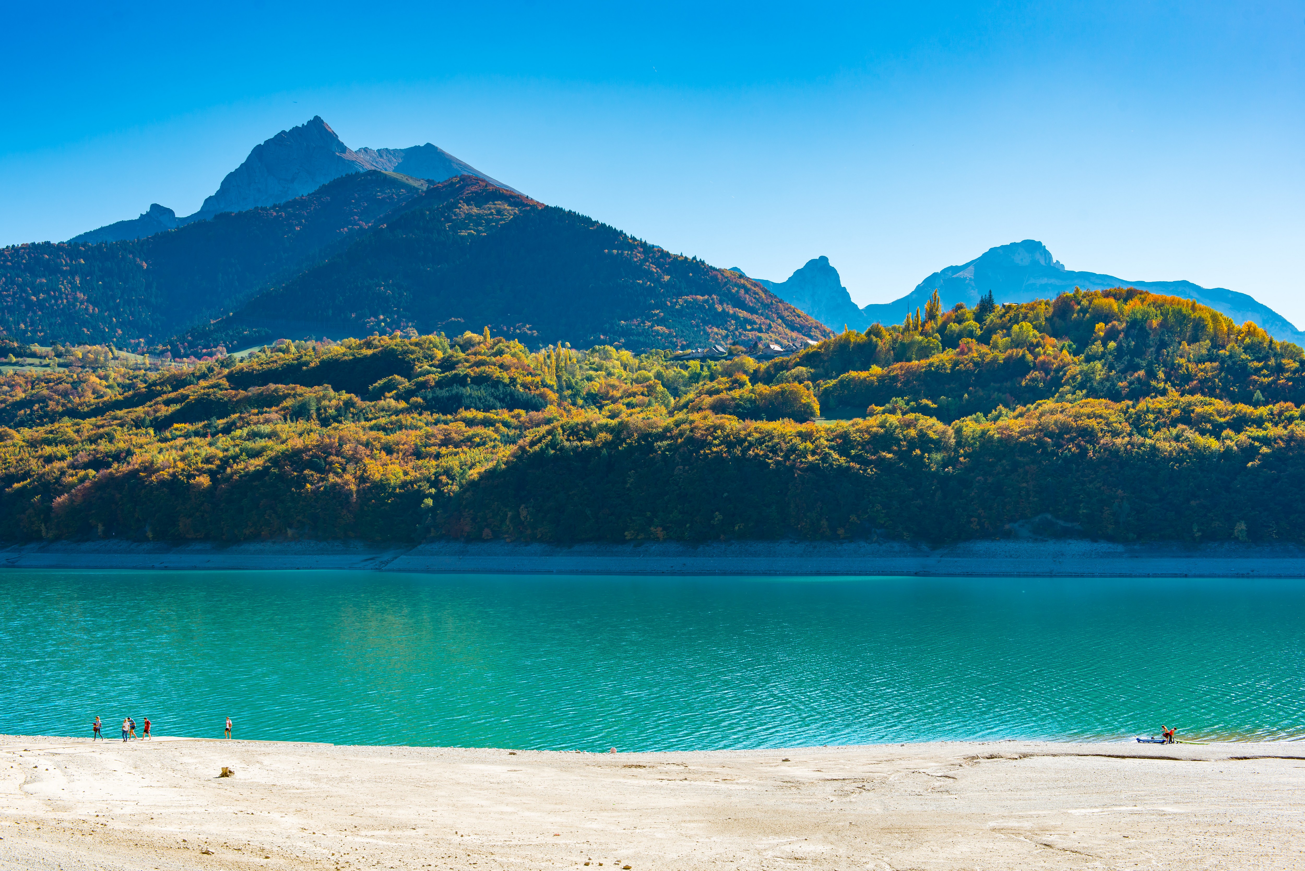 Au lac du Sautet, pour bouger en famille | Isère Tourisme