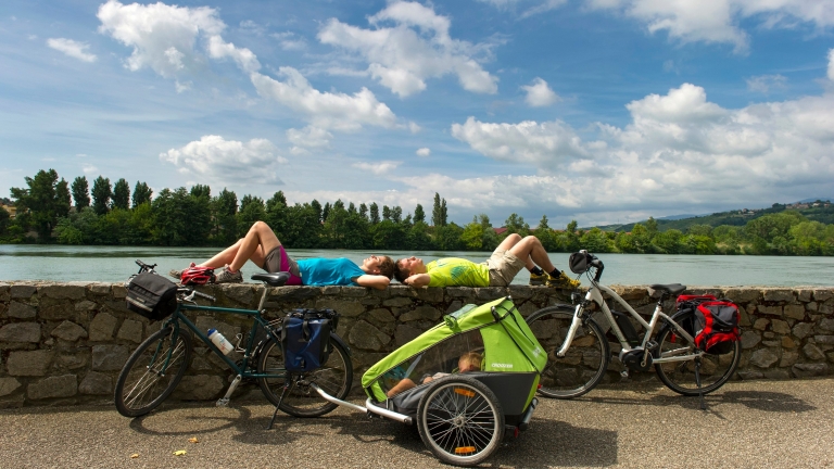 Repos de cyclistes au bord du Rhne sur ViaRhna