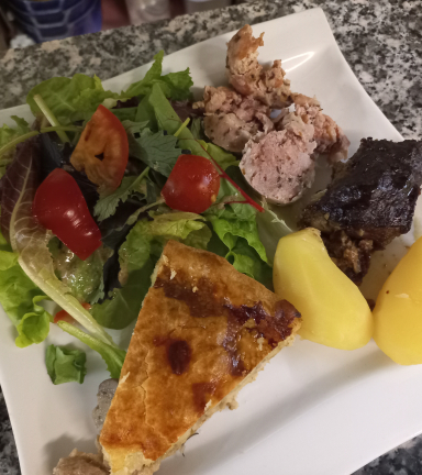 Assiette de spcialits locales : tourte muroise, muron, pommes de terre et salade