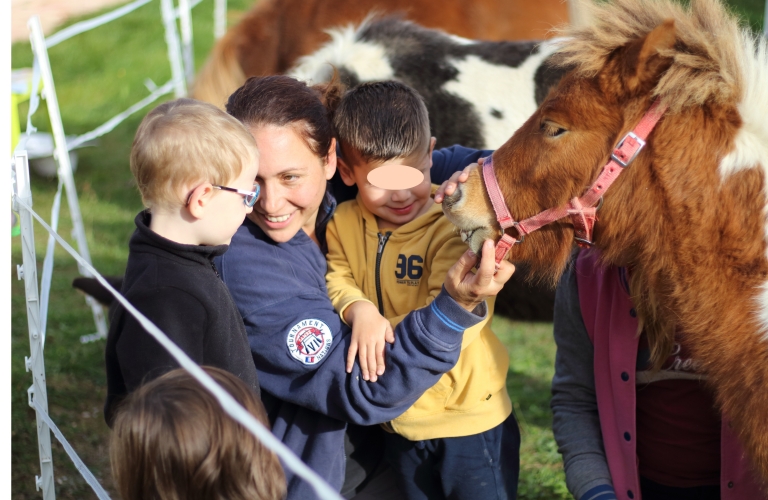 Un poney pour grandir à la ferme Epona à Châtonnay pour les 2-4 ans