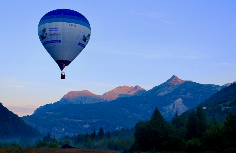 Baptême en montgolfière, Vue panoramique sur les Ecrins (au départ de Corps 38970)