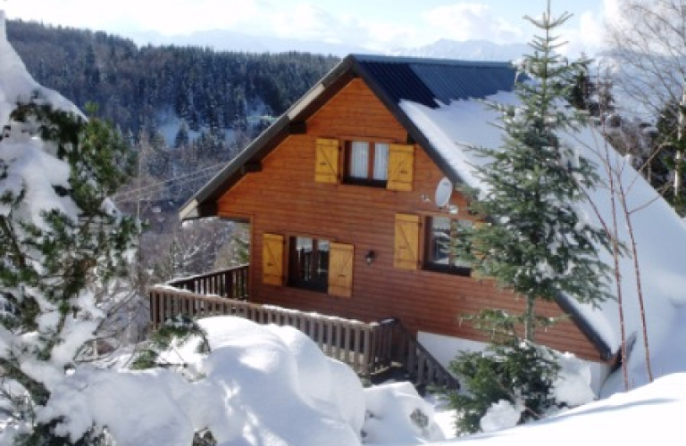 Vue extrieure du chalet, au soleil et sous la neige