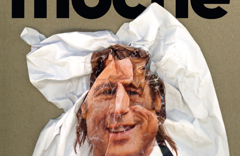 Affiche de la pice "Le moche" sur laquelle une affiche reprsentant le visage de Brad Pitt a t chiffonne pour dformer son visage et le rendre laid.