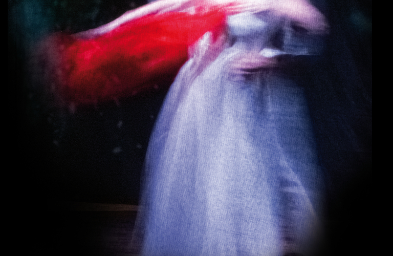 Affiche de la pice sur laquelle se trouvent le titre "En attendant Bojangles" sur une illustration des silhouettes floues d'un couple mixte dansant.